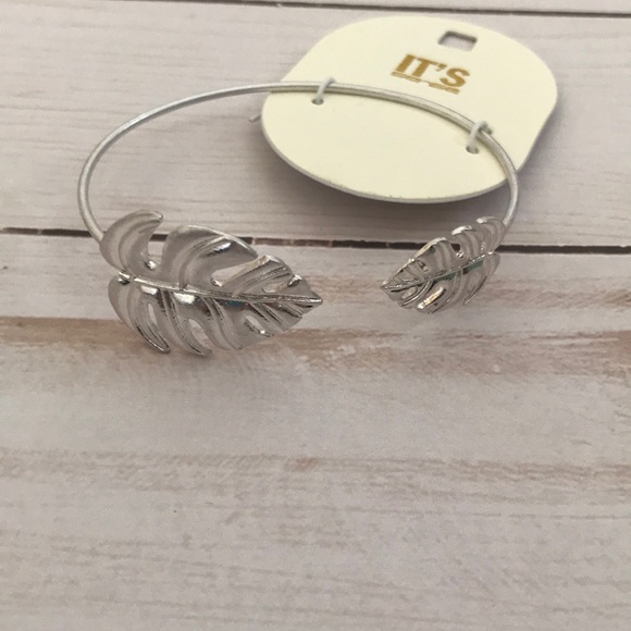 ⭐️NEW⭐️. Leaf Bracelet Cuff - Picture 4 of 6
